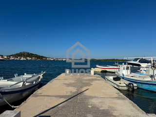 Kamena hiša v vrsti v središču Murterja primerna za poslovni in bivalni prostor