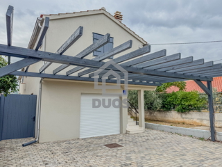 Dvojna hiša blizu plaže Betina s štirimi stanovanji