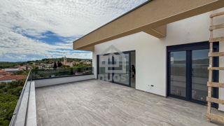Čudovit penthouse v središču Murterja s čudovitim pogledom na morje