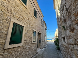 Čudovito prenovljena in moderno urejena kamnita hiša v središču Murtera z dvigalom