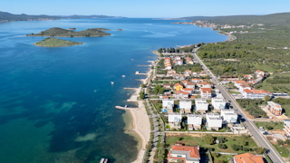 Čudovita dizajnerska vila s štirimi spalnicami in praktično razporeditvijo