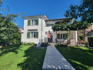 OPATIJA, MATULJI - družinska hiša z lepim vrtom nad centrom Opatije, pogled na morje, odlična lokacija