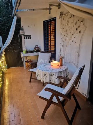 CRIKVENICA - čudovito 2 sobno stanovanje s teraso na odlični lokaciji