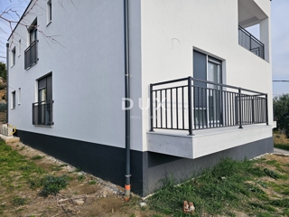 OTOK RAB, BANJOL - Apartma v pritličju novogradnje z vrtom 