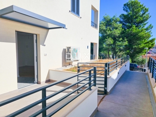 MALI LOŠINJ, CENTER - Stanovanje v novogradnji z garažnim parkirnim mestom - REDKO