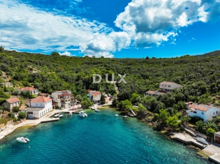 DUGI OTOK - gradbeno zemljišče prva vrsta do morja