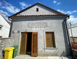 BAKAR, KRASICA - samostojna hiša z dvoriščem na odlični lokaciji! PRILOŽNOST!