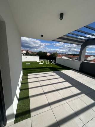 ŠIBENIK, VODICE - Ekskluzivno trietažno stanovanje v bližini plaže s spektakularnim pogledom na morje