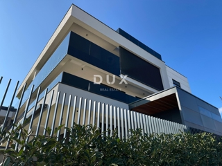 MESTO KRK, CENTER - Dvonadstropni penthouse z bazenom in panoramskim razgledom