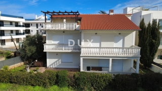 ZADAR, SUKOŠAN - Prostorna hiša 100 m od morja z vrtom in razgledom!