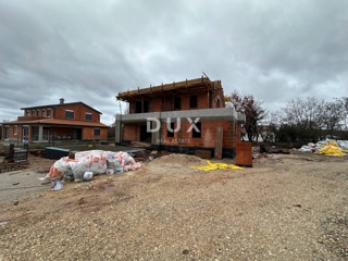 ISTRA, POREČ - Hiša v gradnji z bazenom v okolici