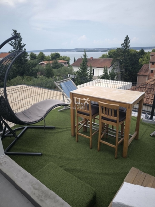 OTOK PAŠMAN, TKON - Dvonadstropno stanovanje s pogledom na morje v bližini plaže!