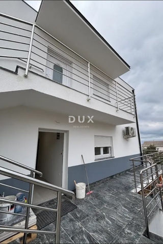 OTOK PAG, NOVALJA - Hiša z apartmaji v središču Novalje