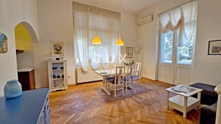 OPATIJA, CENTER - Elegantno stanovanje v središču Opatije, 150 m od morja, 3 spalnice, 109 m2