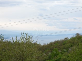 MATULJI, KUĆELI - zemljišče 12.000 m2 (cca. 6700 m2 gradbeno) s pogledom na morje + 3 starine 220 m2