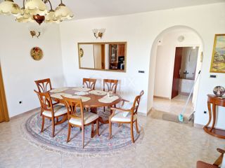 KRALJEVICA, ŠMRIKA-2SOB+DB z manjšim vrtom, letno kuhinjo in parkirnim prostorom