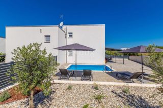 OTOK KRK, MALINSKA - Moderna vila dvojček z bazenom