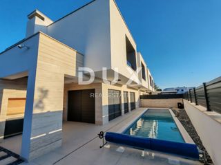 ZADAR, ZATON - Luksuzna vila dvojček z ogrevanim bazenom, savno in fitnesom! Novogradnja! B1