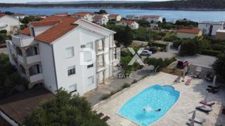 OTOK RAB, BARBAT - vila s 5 apartmaji in bazenom