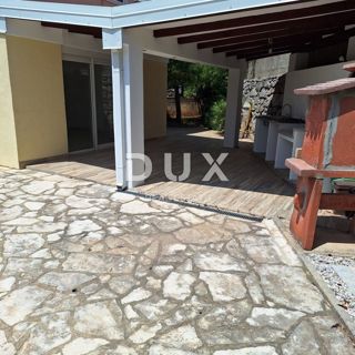 OTOK KRK, MESTO KRK - Apartma 69 m2 + vrt 150 m2