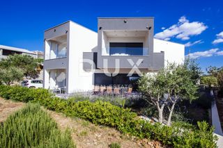OTOK PAG, KOŠLJUN - Vila ob morju s 4 apartmaji