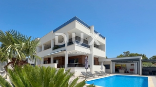 Hiša Medulin, 300m2