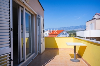 OTOK PAG, NOVALJA - PRILOŽNOST! Prostorno stanovanje s pogledom na morje!