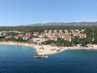 NOVI VINODOLSKI – 53 m² veliko stanovanje v ekskluzivnem letovišču, prva vrsta ob morju z zasebno plažo