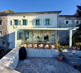 GROBNIK - Avtentična kamnita hiša s pogledom na morje!