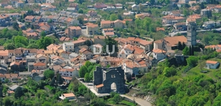 KASTAV, TRINAJSTIĆI - zazidljivo zemljišče z odličnim potencialom!