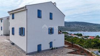 OTOK CRES, CRES - Apartma z vrtom, parkiriščem in pogledom na morje