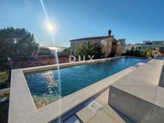 ZADAR, KOŽINO - Luksuzno stanovanje 100 metrov od plaže, z ogrevanim bazenom in pogledom na morje! 4 spalnice! S1