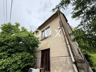 ZAGREB, KUSTOŠIJA - Hiša za prenovo z dodatnim gradbnim zemljiščem!