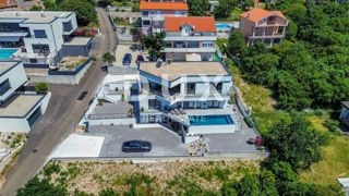 CRIKVENICA, KVARNER - Moderna vila z bazenom in panoramskim pogledom na morje (hiša + stanovanje)