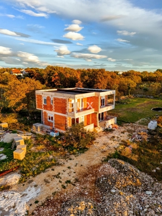 ZADAR, POLIČNIK - Čudovita pol-samostojna vila z bazenom v mirnem okolju! A1