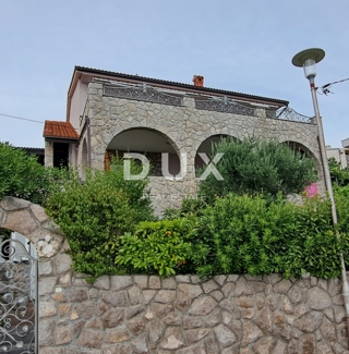 CRIKVENICA - Samostojna hiša velikosti 300 m2, le 100 m od morja