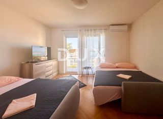 CRIKVENICA - Apartma razdeljen na dva apartmaja s čudovitim pogledom na morje. GARAŽA!