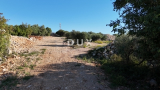 OTOK KRK, MESTO KRK - Gradbeno zemljišče 754 m2 v bližini morja