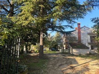 ISTRA, POREČ (OKOLICA) - Prostorna hiša z dvema velikima stanovanjema in garažo + gradbeno zemljišče 1687m2! ŠIROK SPEKTAR MOŽNOSTI!