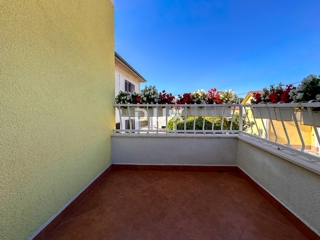 KOSTRENA - prenovljena vrstna hiša, pripravljena za družinsko življenje v bližini morja