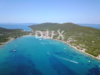 OTOK IST - Gradbeno zemljišče z zasebno cesto do plaže! Mir, tišina, narava...! 733 m2!