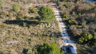 ZADAR, CRNO – Redna parcela 740 m² z dovozno cesto!