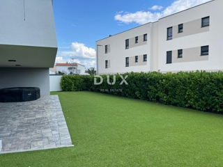 ŠIBENIK, VODICE - Stanovanje v pritličju z vrtom, teraso in 2 parkirnima mestoma