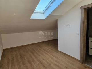 OTOK RAB, BANJOL - Dvoetažni apartma z galerijo blizu morja