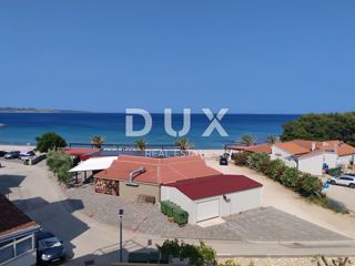 OTOK PAG, POVLJANA - Čudovit apartma v Povljani, en korak od plaže s teraso, ki ponuja spektakularen pogled na morje!