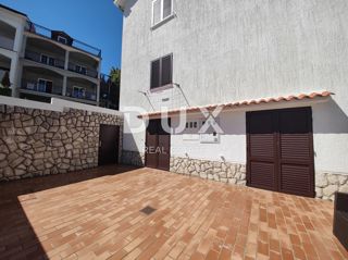 OTOK KRK, NJIVICE - Enosobno stanovanje v pritličju z vrtom