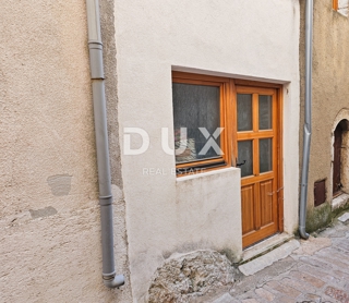 OTOK KRK, VRBNIK - Srce starega mestnega jedra. Avtentična kamnita hiša, 2 vhoda, 80 m2