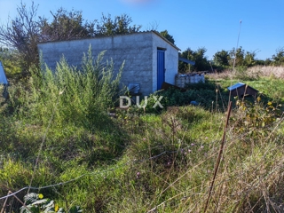 ISTRA, POMER - Kmetijsko zemljišče z legaliziranim objektom velikosti 30 m2!