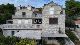 OTOK BRAČ, SUMARTIN - Kamnita apartmajska hiša z garažo, 2. vrsta do morja