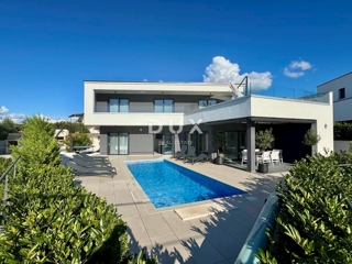 OTOK KRK, MALINSKA – samostojna vila z bazenom, pogledom na morje in popolno zasebnostjo